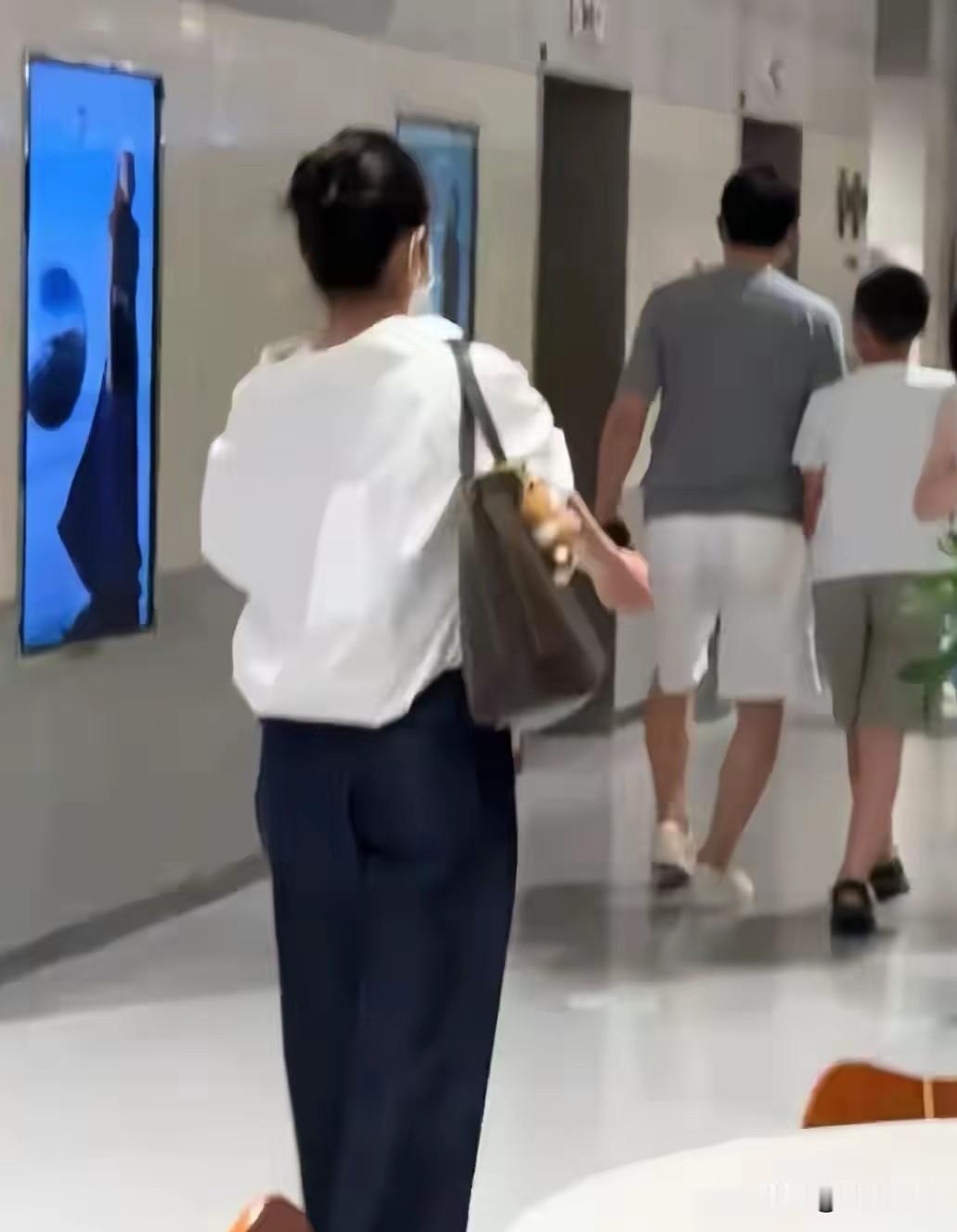 王新军和秦海璐的儿子十一岁，长得这么高了。这肯定是学校放假了，一家三口出门旅游