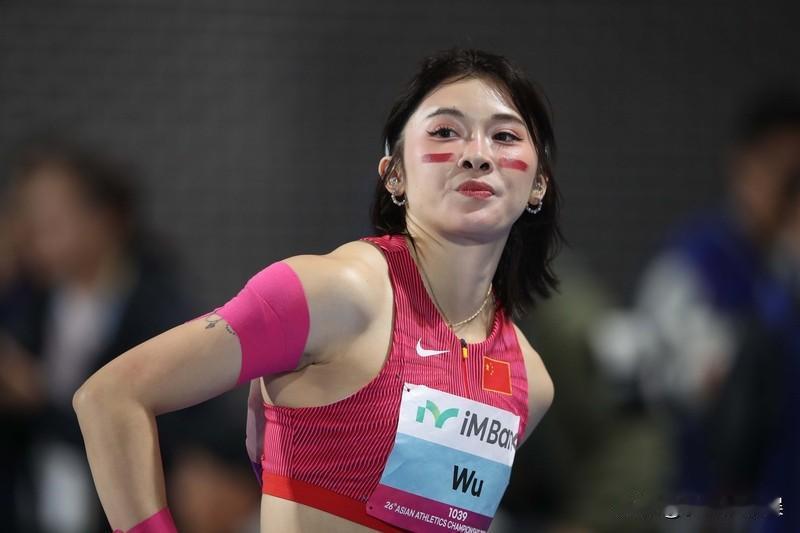 很奇怪，她都不从自身找原因的，就连她妈妈回应网友也是阴阳怪气，什么看不惯她的自信