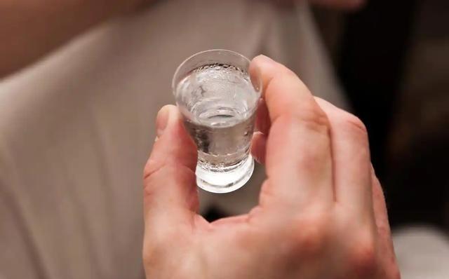 在很多社交场合，白酒几乎是不可或缺的存在。聚会、节日、甚至是一些应酬，酒桌上总是