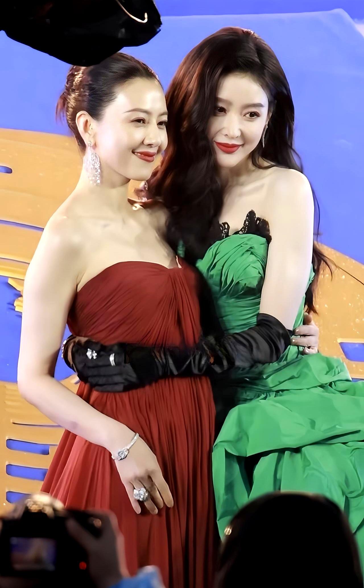 高圆圆张天爱同框！这红绿配真的绝了。北影节红毯上，高圆圆一身正红，张天爱