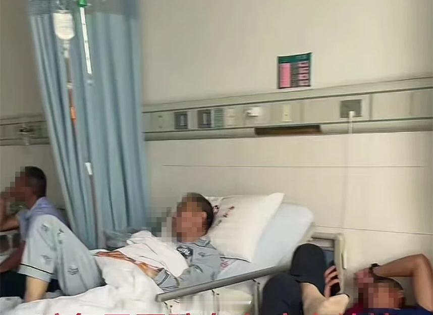 【山东枣庄一医院被曝在有病人的病房内刷墙，网友称是为迎检，院方回应】枣庄一医院被