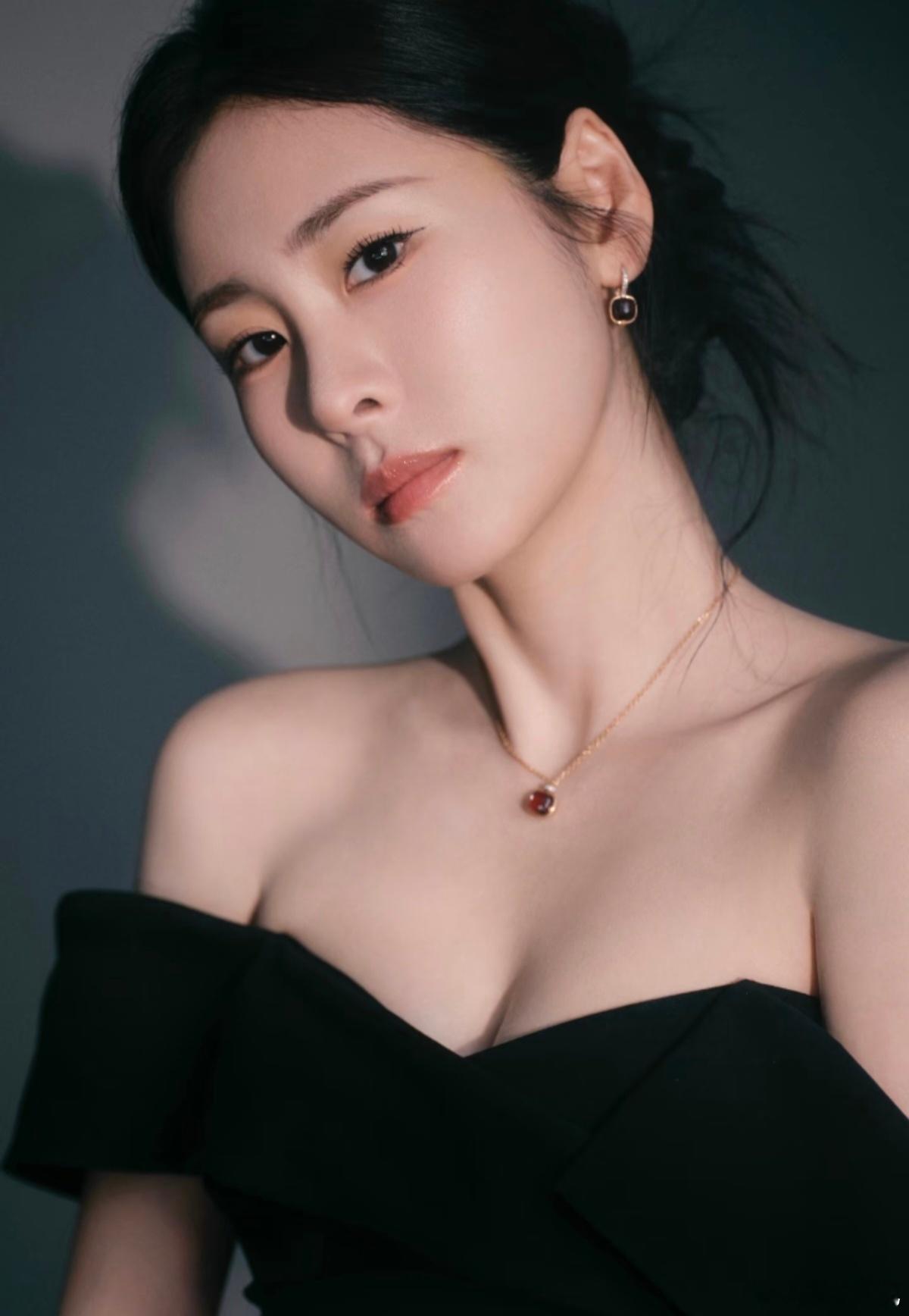 张碧晨：成熟的风韵之美​​​