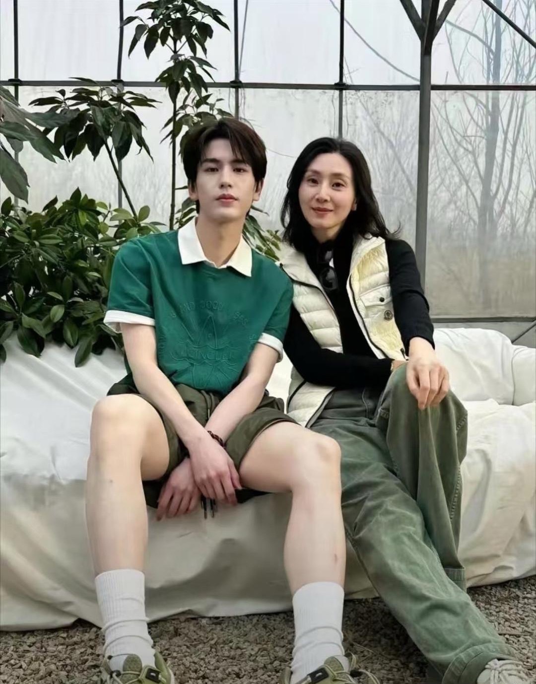 张凌赫的妈妈又年轻又漂亮。​​​