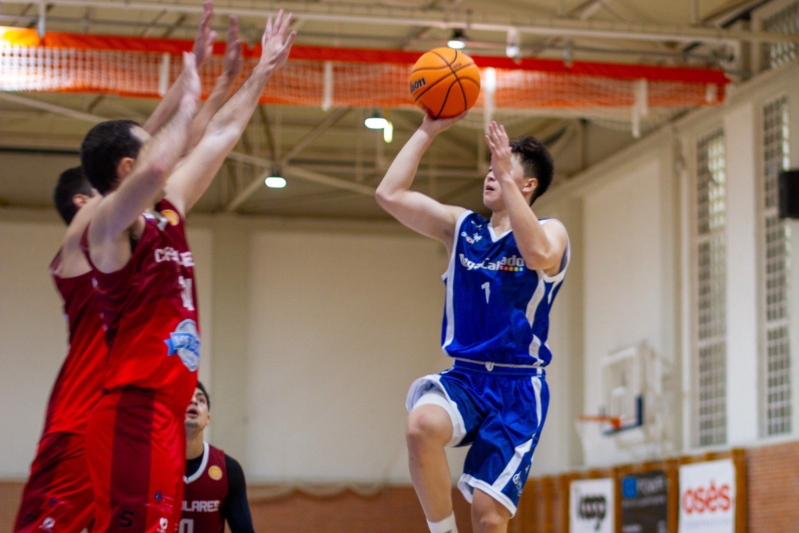 今晨两场联赛张峻豪所在球队客场71比68战胜对手，18分钟5分3篮板。黄秋实所在