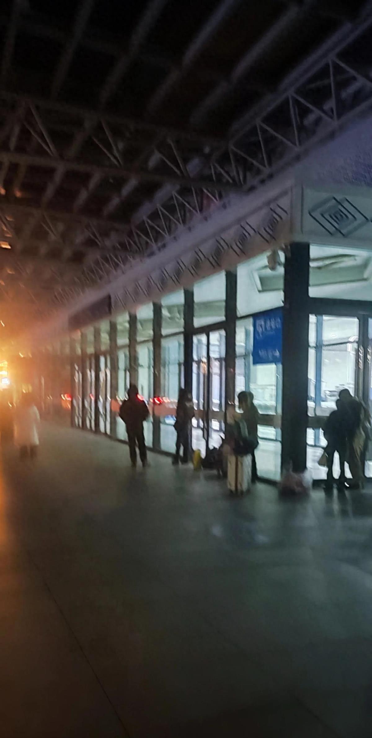 吵翻天！江苏南通，一男子清晨去火车站，结果却发现来得太早还没开门，因为天气太冷，