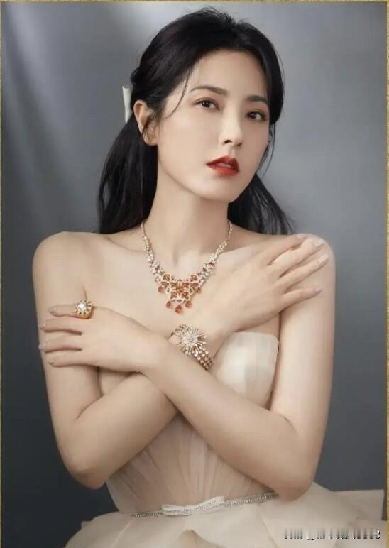 现在才发现她长的好美啊，集美貌、气质、才华于一身，身材匀称，气质好，真的很美啊
