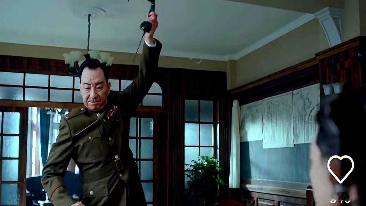 “不就是一根电话线，至于蹲下去抻得笔直？”上周，隔壁工位的小李被拍下这个动作