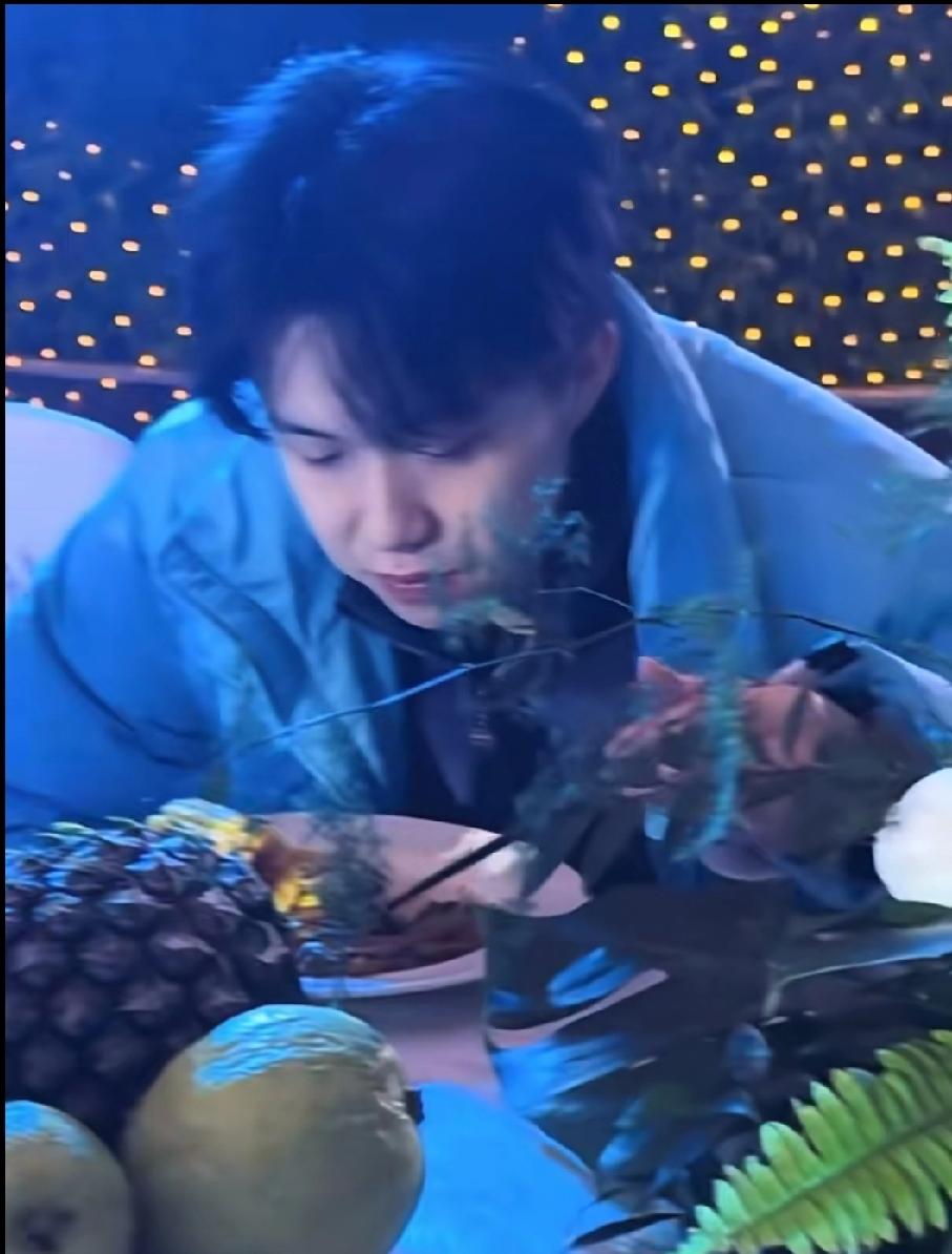 海口亚洲杯晚宴！王楚钦干饭看烟花也太萌了海口亚洲杯晚宴也太浪漫了吧！我们