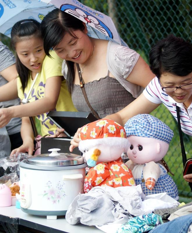 扔了家里30件闲置，腾出空间还赚3000块，这波血赚不亏家里的衣柜、阳台堆