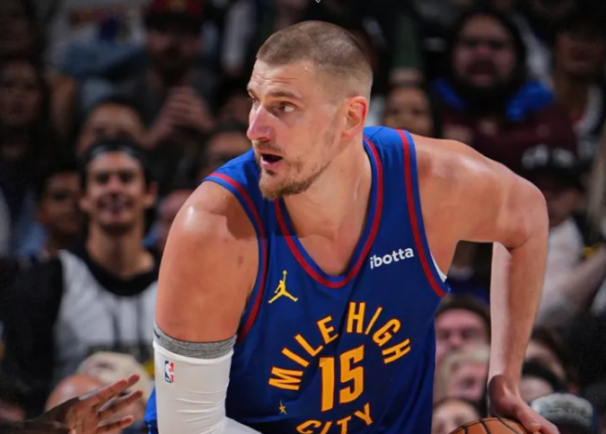 NBA季后赛，森林狼119-114战胜掘金，大比分一比一扳平。赛后大卫-阿德尔