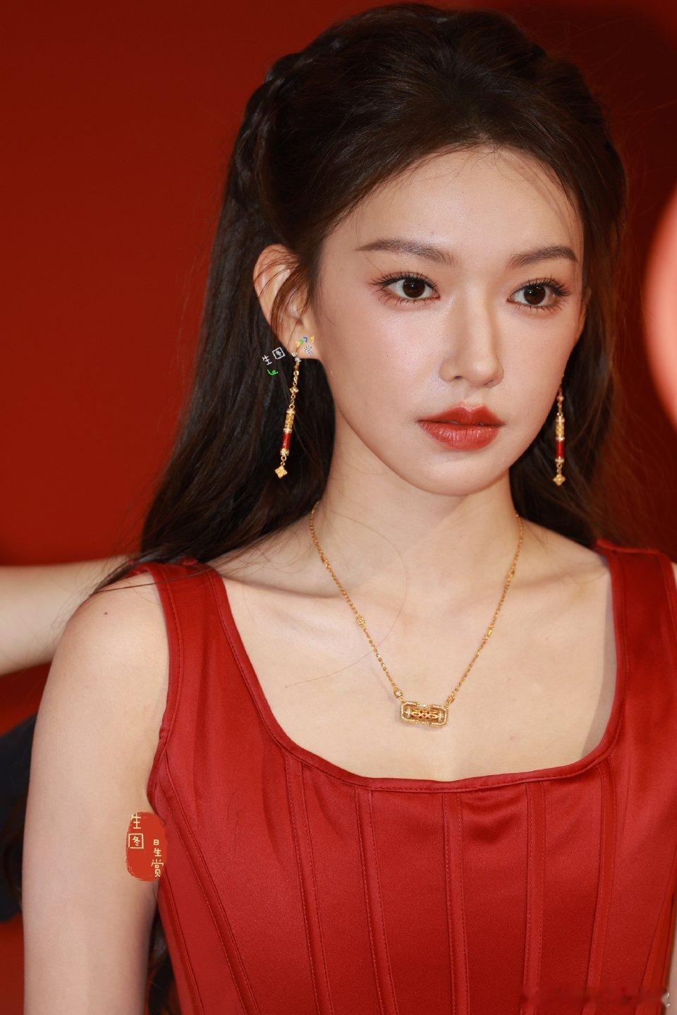 马年就要穿红色程潇真的红气养人啊肉眼可见状态超好