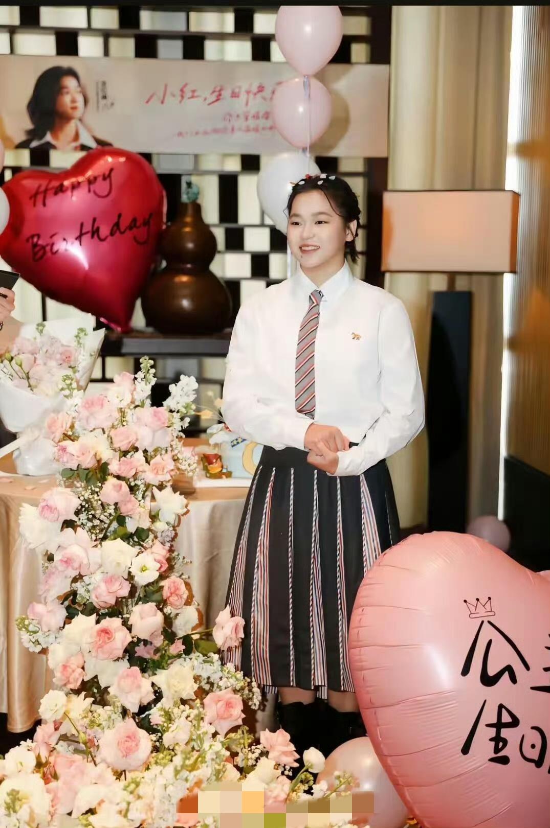 全红婵19岁生日会现场，主题“公主，生日快乐”，温情与欢笑交织。九宫格照片怎