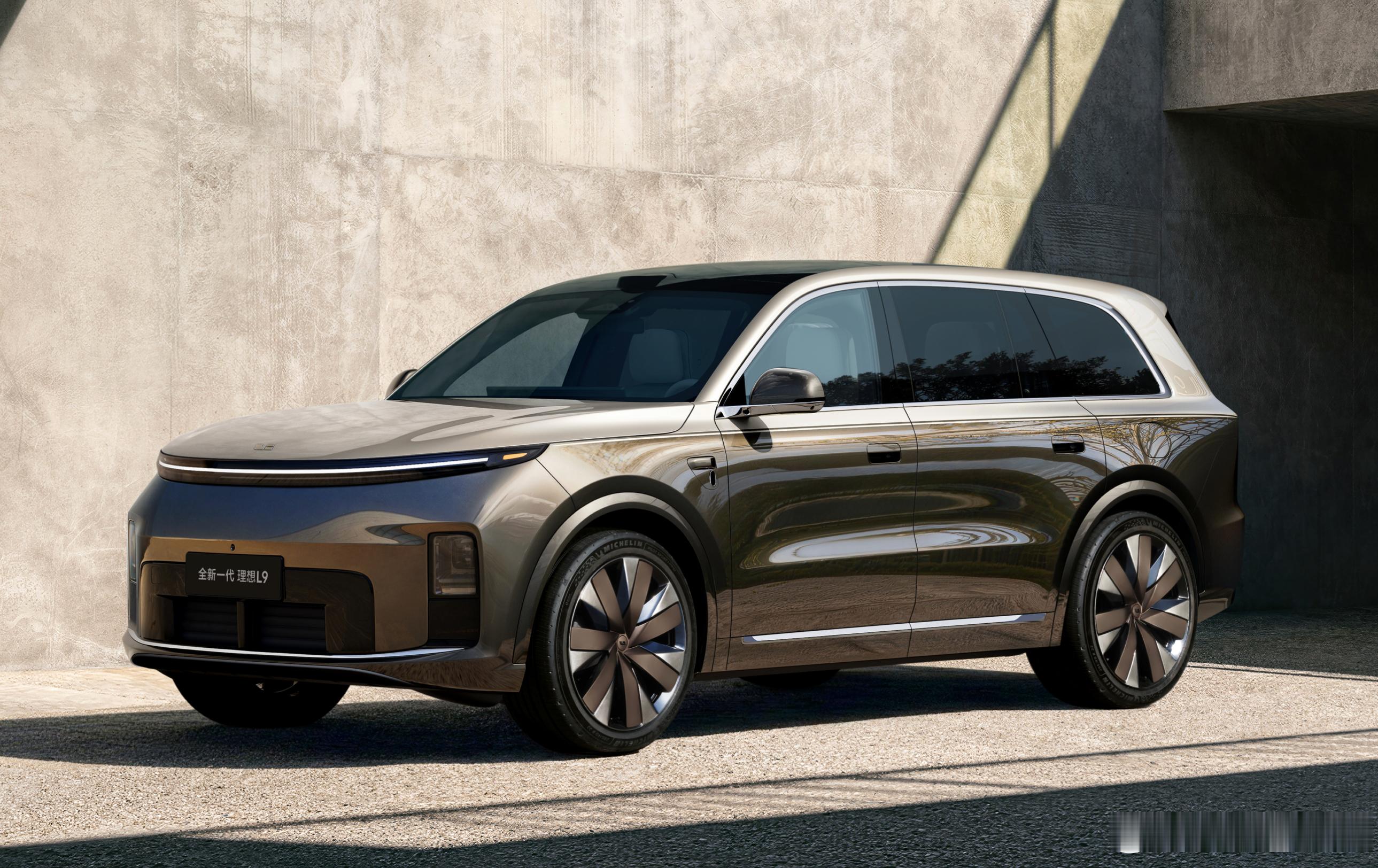 新L9是理想第一次提供定制双色车身，而且用的是三重喷涂+无阶差手工打磨技术，这些