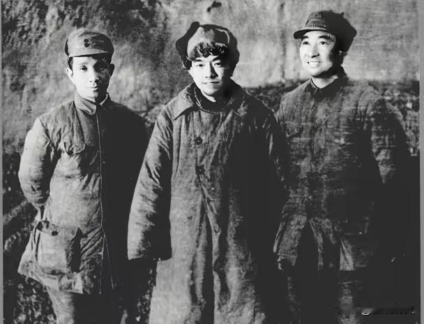 这张珍贵合影拍摄于1947年12月，华野解放许昌后三位将军留下一张珍贵合影，照片