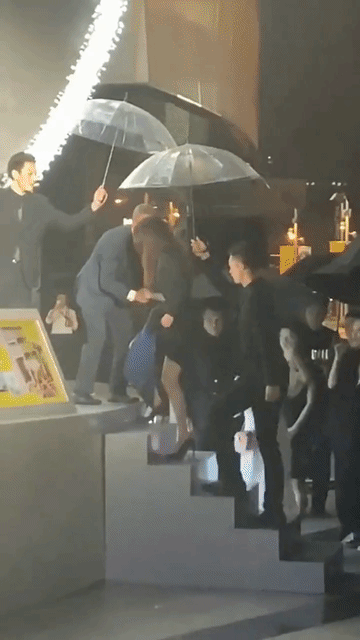 三个大男人在旁边还能让舒淇摔那么惨，这安保把自己保护的挺好，舒淇刚开始滑了一下，