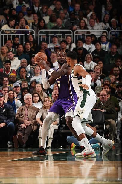 艾顿真吃这一套啊！今天，客场作战的湖人队以119-95大胜雄鹿队，取得两连胜