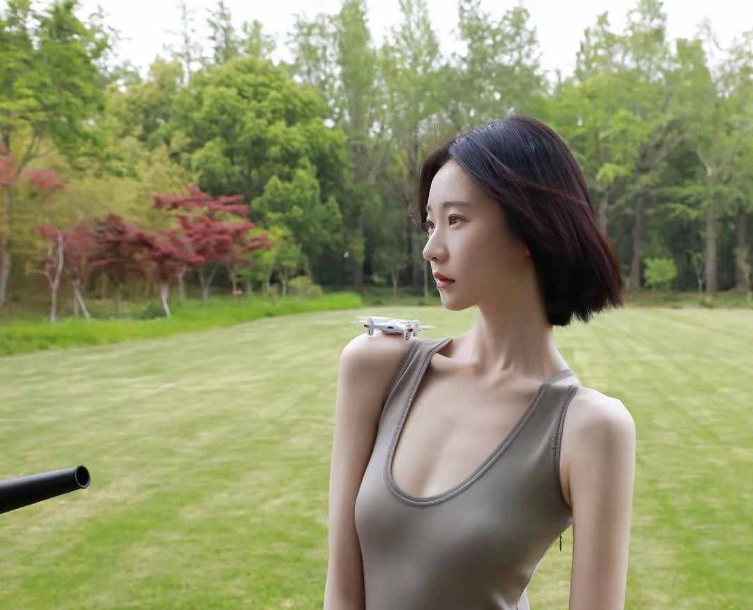 张艺凡这组户外生图，也太苗条纤瘦了