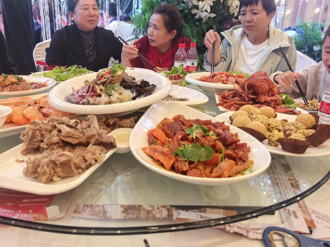 同事儿子结婚，我们两个人随礼分子500元两人吃席，丢不丢人。老公说丢人，让我一
