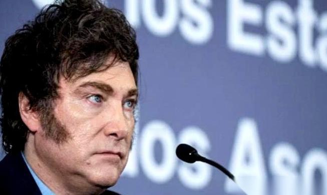 两年前，阿根廷这个国家就像一列冲向悬崖的火车，通胀率飙到211%。然后，一个被称