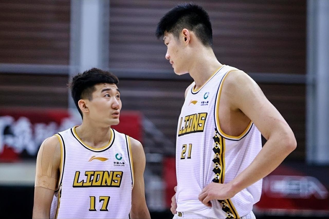 胡金秋：你进攻肯定没问题，可你防守端的问题或许有时被你的进攻掩盖了？？？孙铭徽