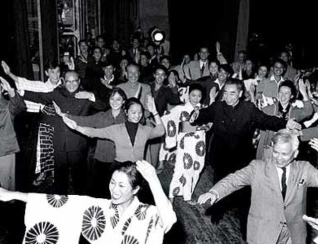 上世纪五十年代，周总理参加舞会，听新凤霞、马玉涛、赵燕侠这些著名女演员唱戏，席间