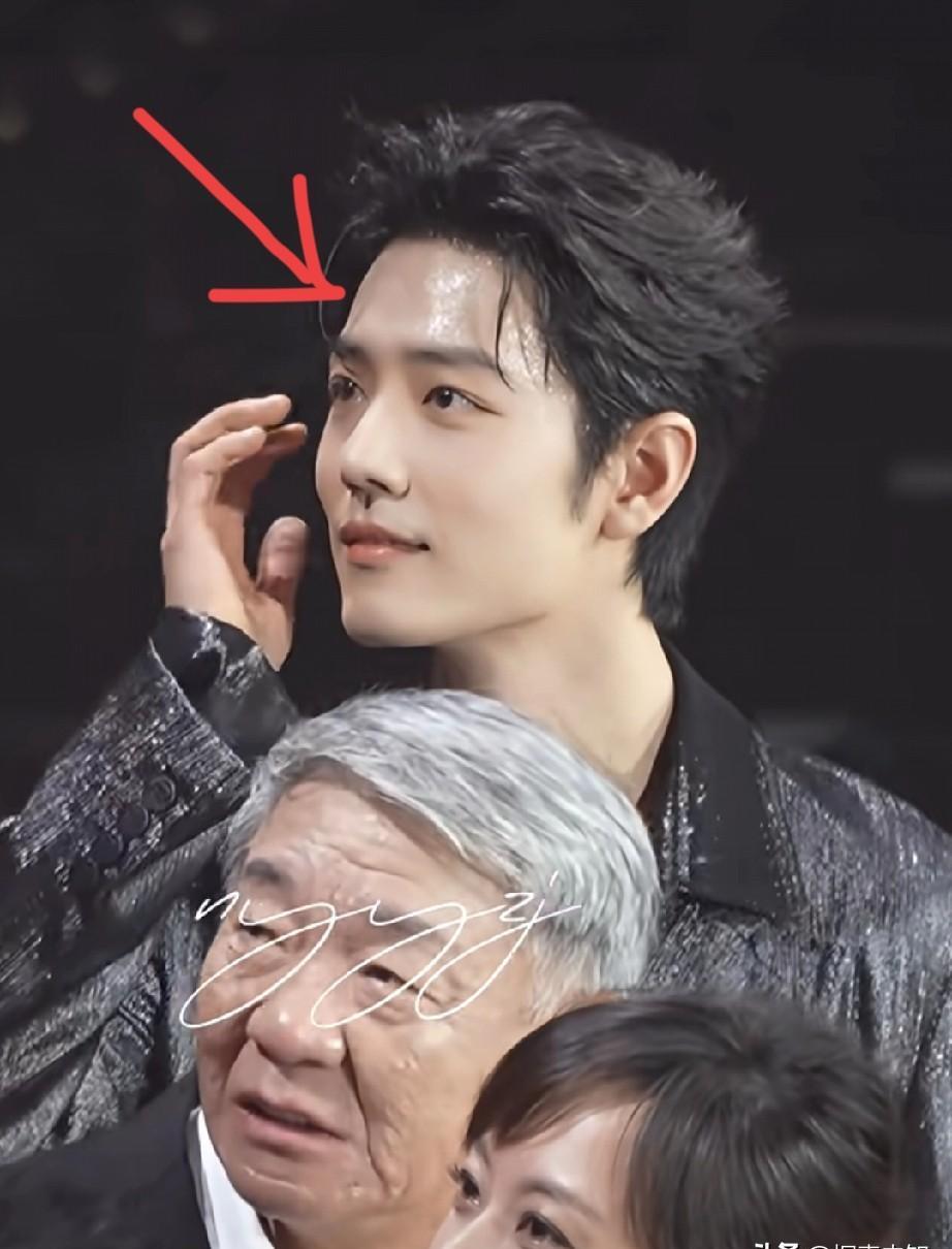 肖战今晚擦汗的手就没停过，你隔着屏幕都能感觉到那聚光灯有多烫。米色西装里估计能