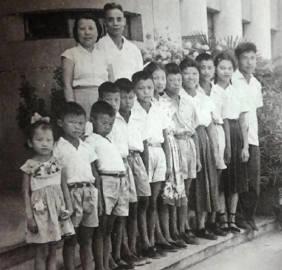 1961年，开国中将吴信泉与他的妻子和12个孩子，一起拍下了这张全家福，吴将军一