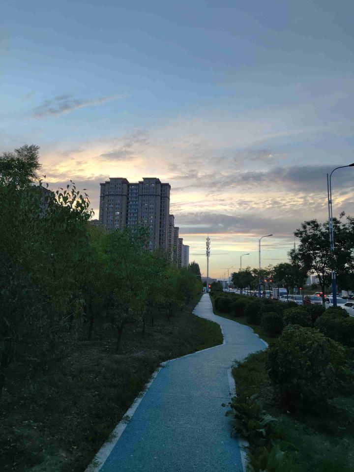 昨天碰到了楼上李叔，他的儿子结婚才一年多点，小孙子就出生了，本来是大喜事，却因为