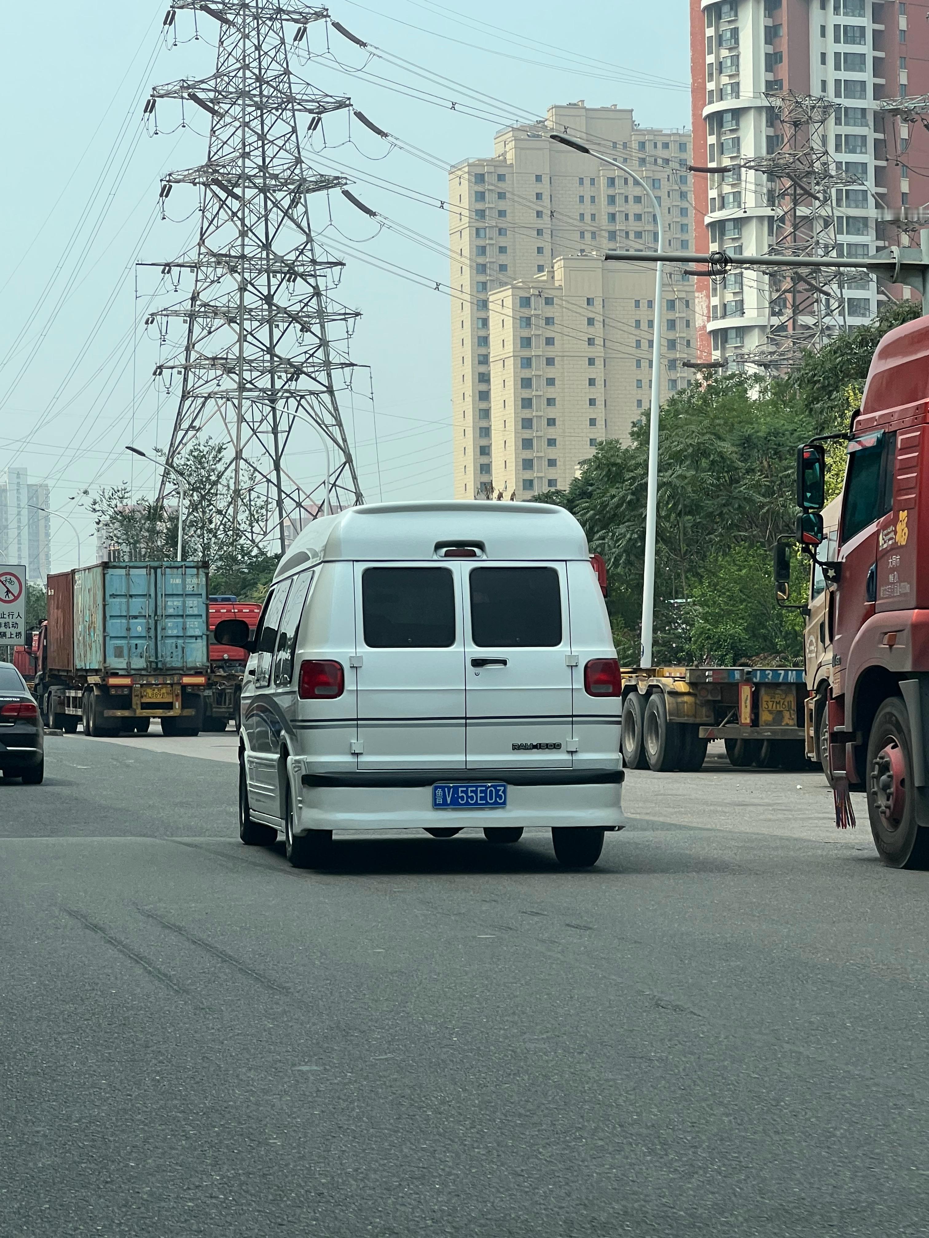 这大VAN在路上，太带劲了​​​