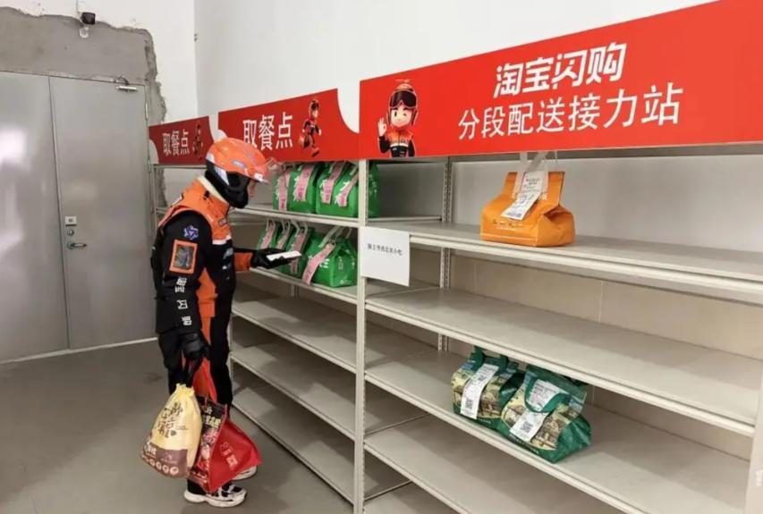 很多人担心，淘宝闪购推出的外卖接力模式，会压低外卖员收入。其实恰恰相反，这套