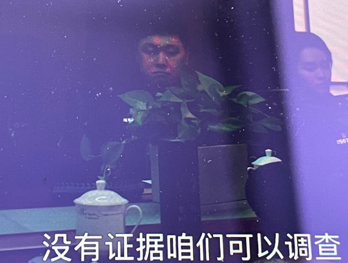电视剧《以法之名》第九集：公安局许局长突然也觉得乔振兴的死定性自杀值得推敲。于