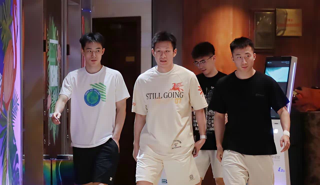 没想到国羽男单这几个球员穿上便服都这么帅，完全像换了个人，王正行、任翔宇变成了阳
