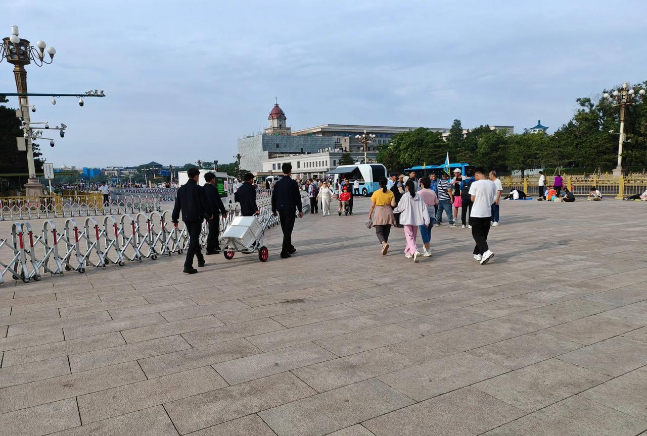 你知道想进入到天安门广场有多难吗？带家里老人来北京参观天安门广场和到毛主席纪念堂