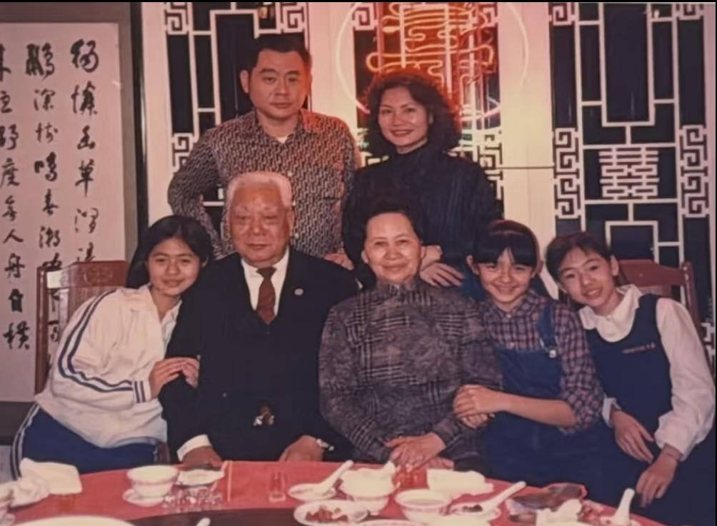 难怪黄春梅能迷倒山东老.兵了，从小S最新发的这张全家福就可以看出，S妈黄