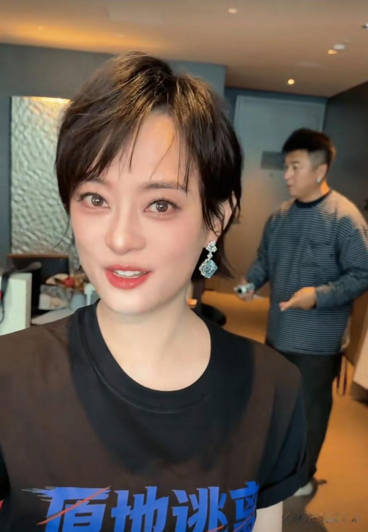 孙俪终于愿意接受医美了，她眼睛不凸了，口角囊袋没了，真好，年轻了好多​​​