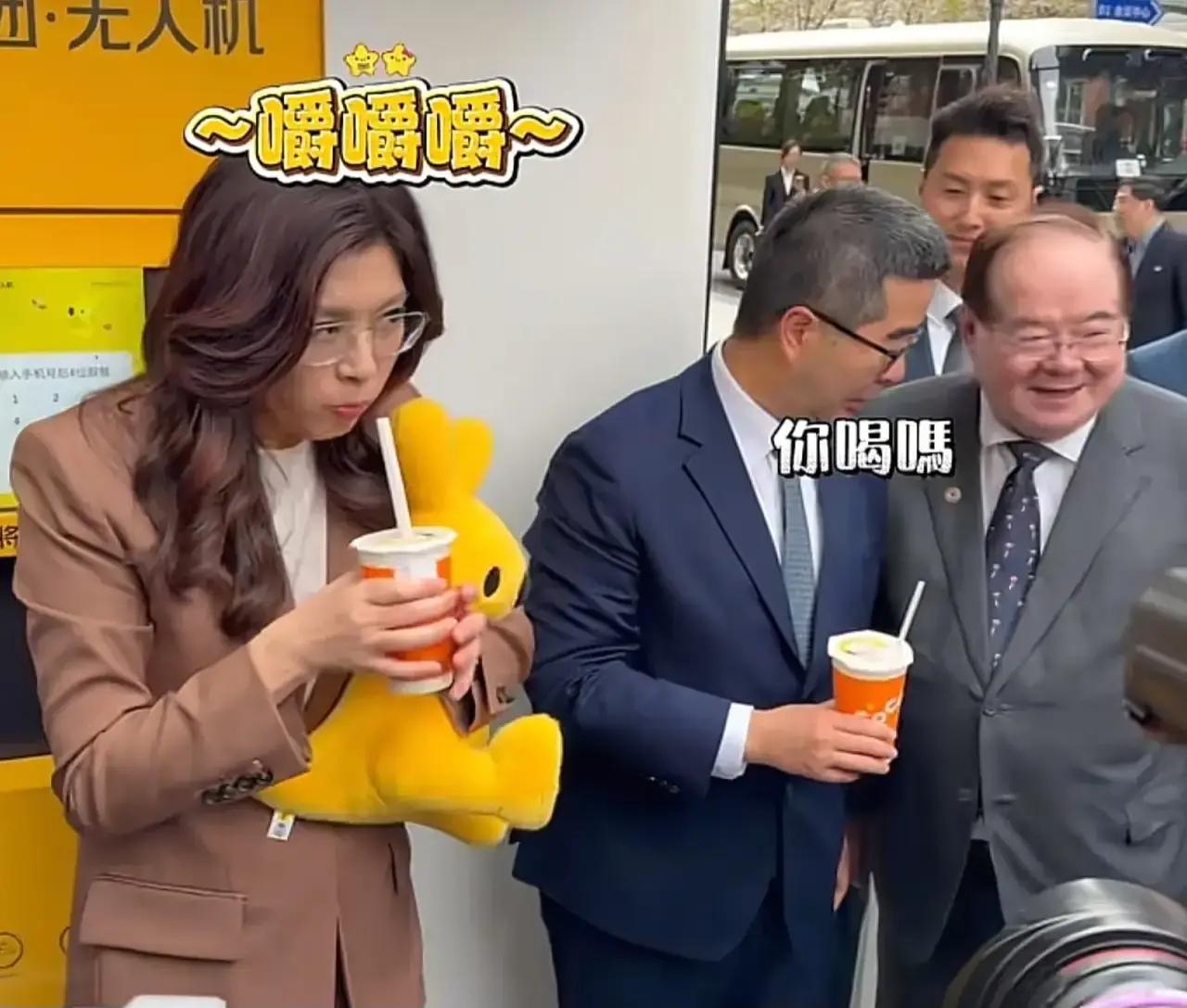 郑丽文参观美团总部，美团无人机送来的奶茶竟然是Coco的，Coco奶茶店创立于中