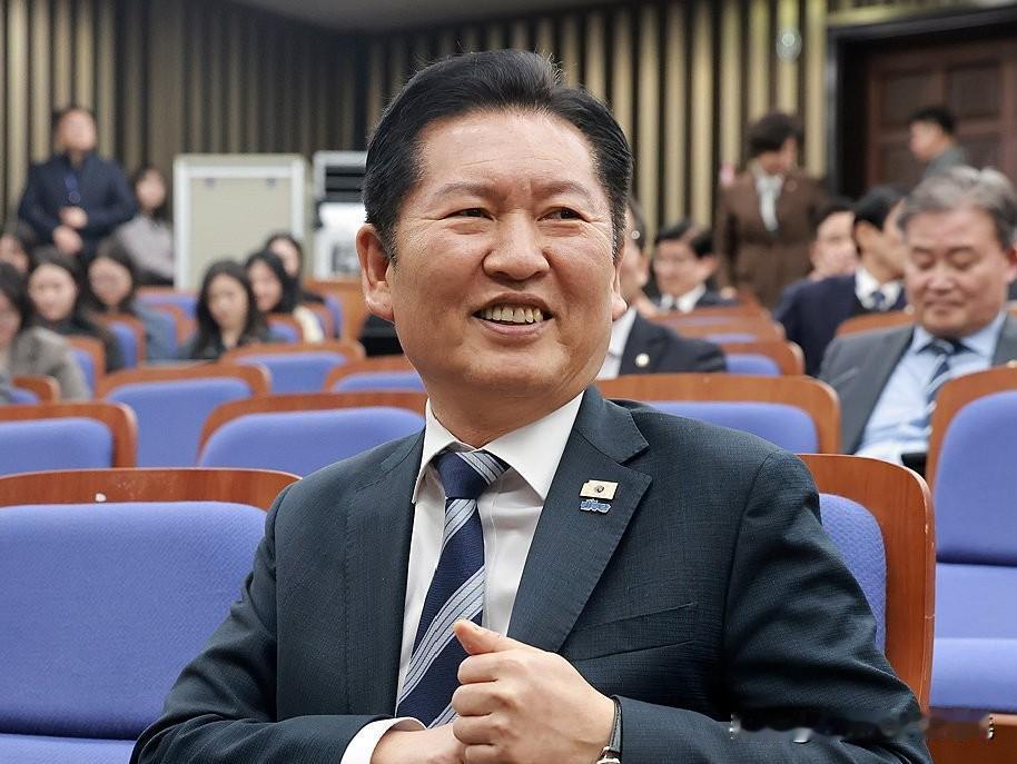 3月18日，韩国共同民主党党首郑清来做客最近在共同民主党内引发争议的金语俊频道，