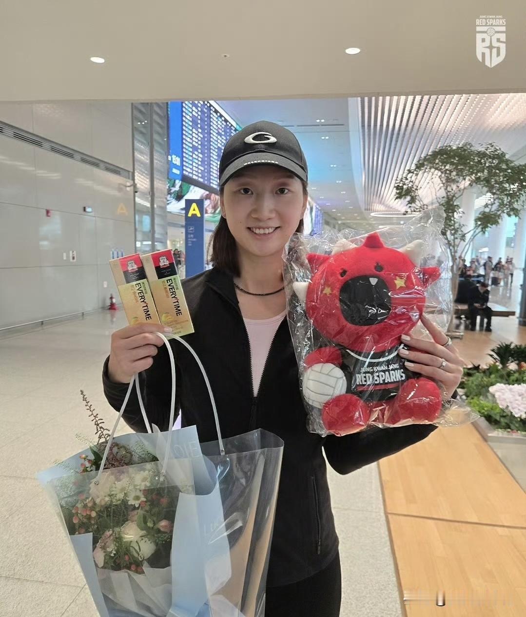 上海女排主攻手仲慧平安抵达韩国！仲慧应该是本赛季今年中国女排第一位出国打球的球员