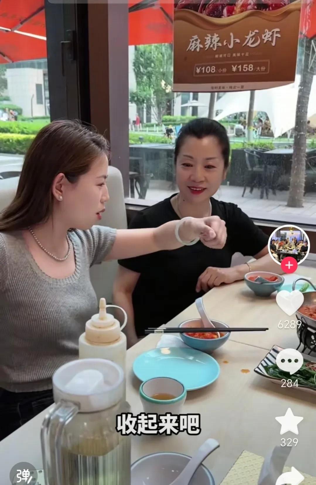娜姐婆婆送的珍珠项链一般般，翡翠手镯却很不错。初次登门拜访，婆婆除了准备