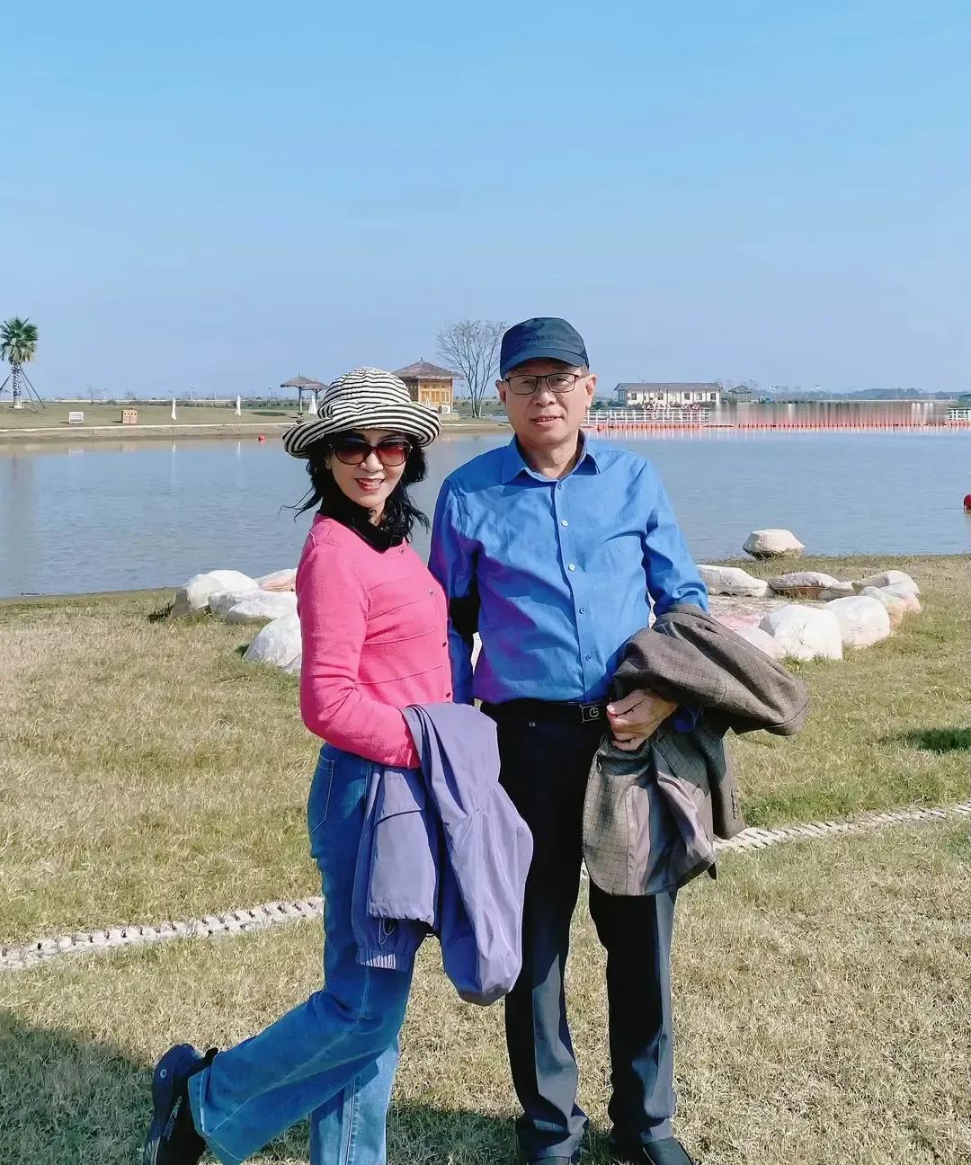 老两口十月末去南方转了一圈，回家歇了半个月又背小包出发，视频里俩人挤一把伞过小桥