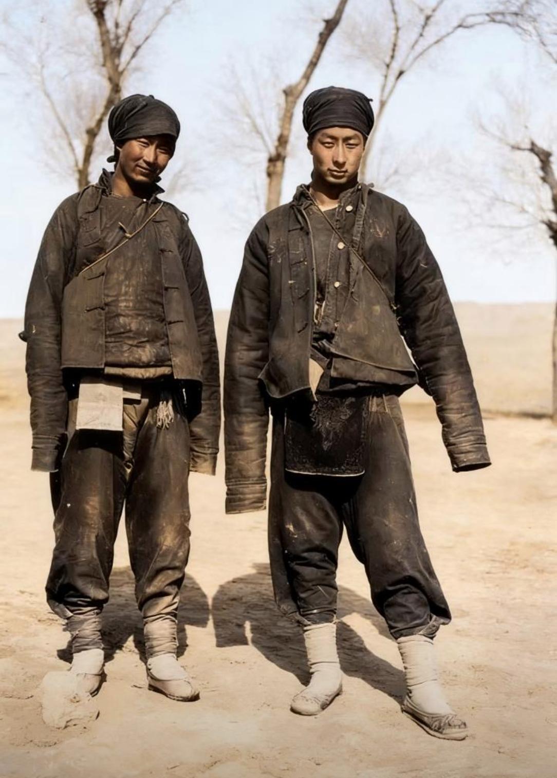 别被电视上给骗了[捂脸哭][捂脸哭]这才是清朝时期的穿着！就这还不是一般人能穿得