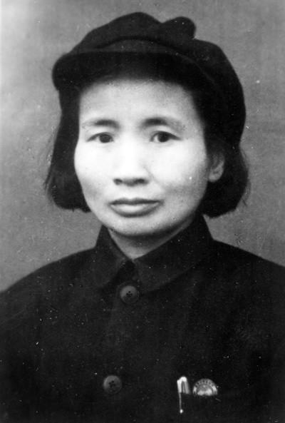 1932年，地下党钱瑛撤退时不幸被捕。她为了不暴露身份，借口肚子疼要去上厕所，趁