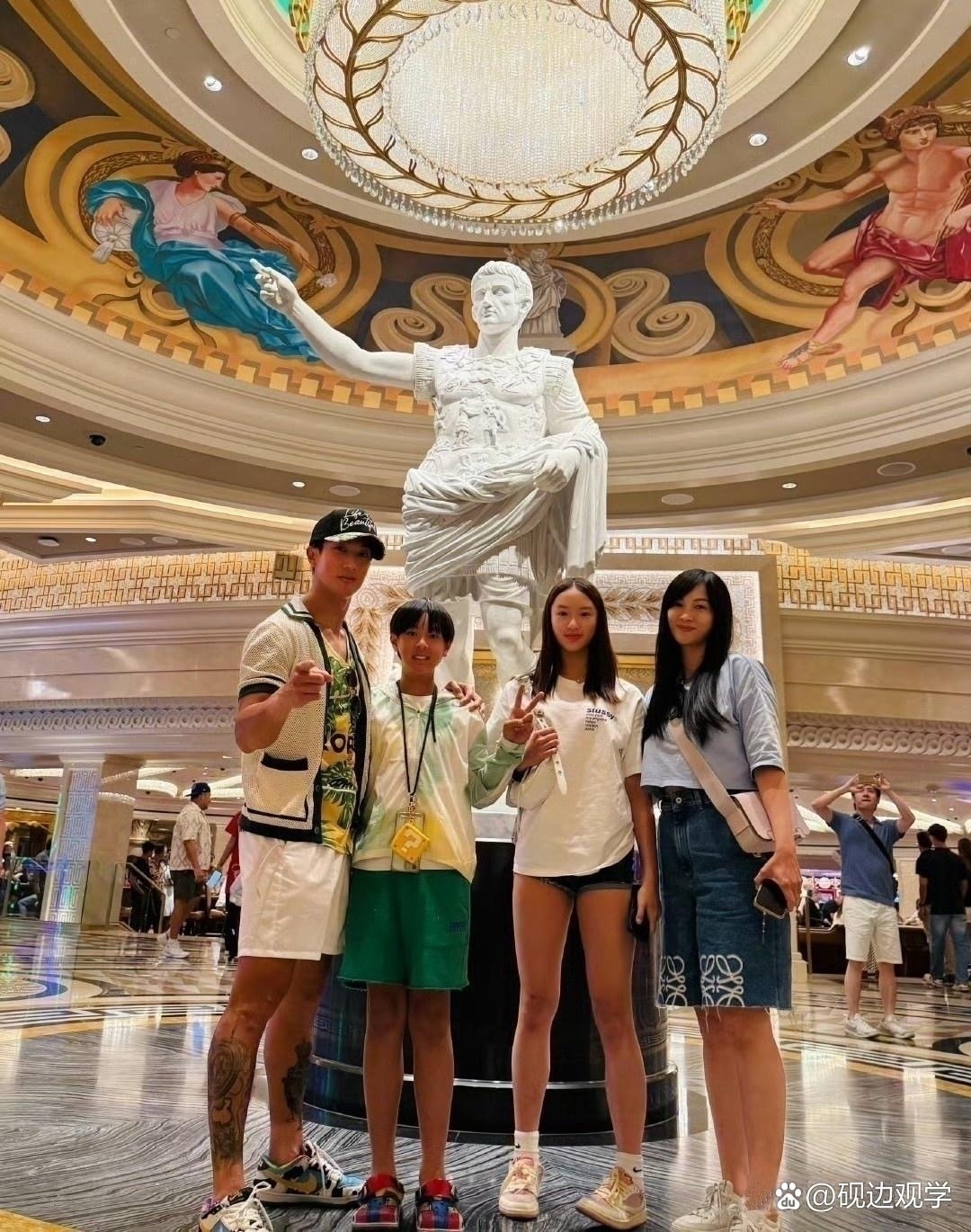 吴尊一家四口出去旅行，这么大的汉堡，4人点了10个汉堡​