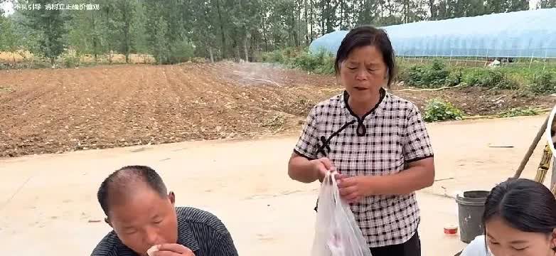 阿杜妈妈拿的鸡是阿杜给买的吗？二婚阿杜给孩子做了饭，喊了雨露一起吃饭，这边妈