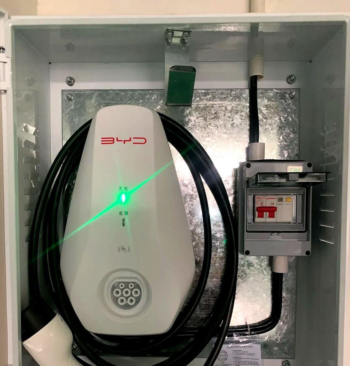 车位前停着一辆崭新的新能源车，业主满心欢喜联系品牌方安装充电桩，谁料免费安装的承