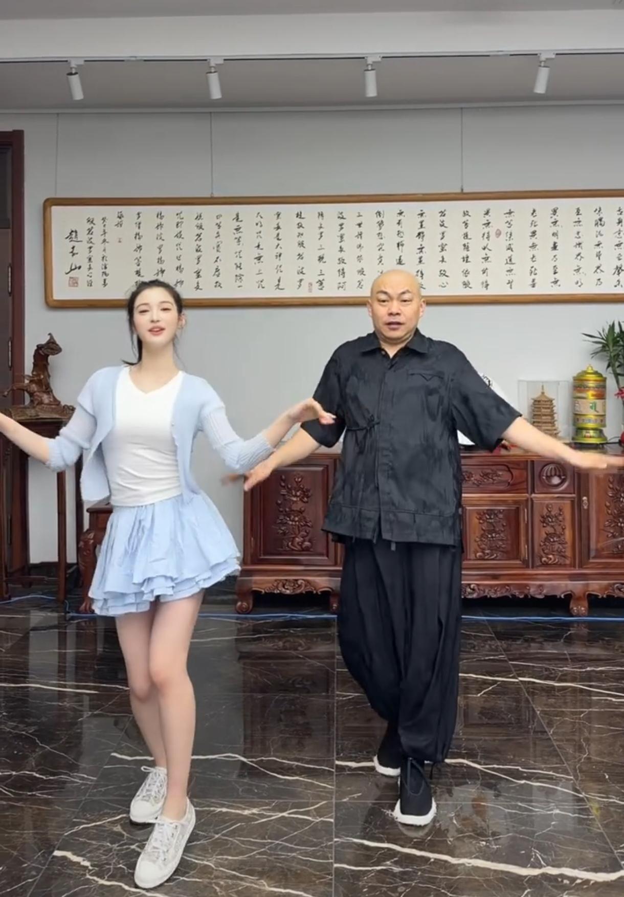 程野和女儿同框跳舞，这女儿好水灵啊，真不随他爹啊！
