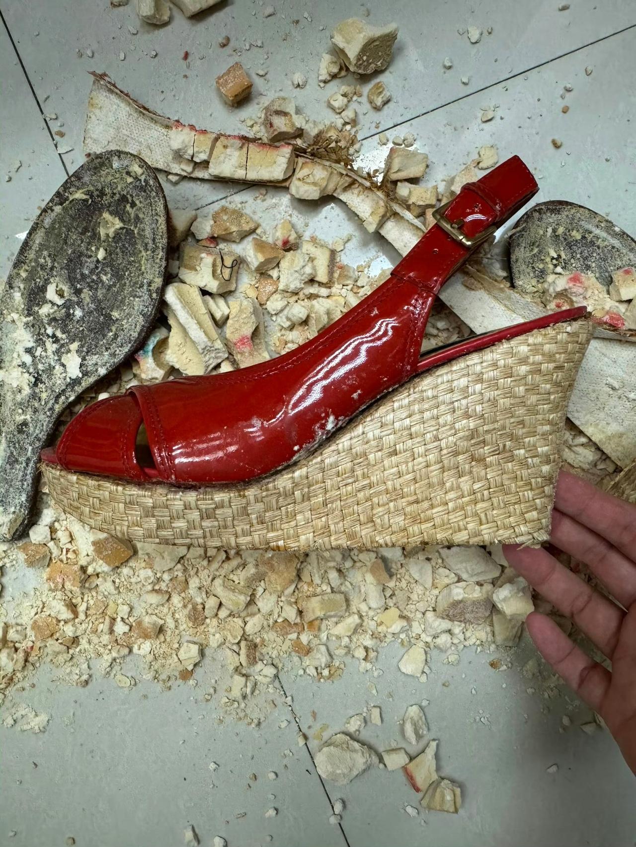 买了漂亮鞋子千万别舍不得穿，不然你就会得到……说真的真想不通有的人，买了好看的