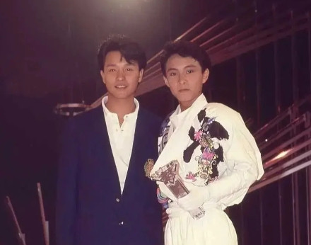 1984年，19岁的张卫健参加新手歌唱大赛，为了获得媒体关注，他说：“张国荣是我
