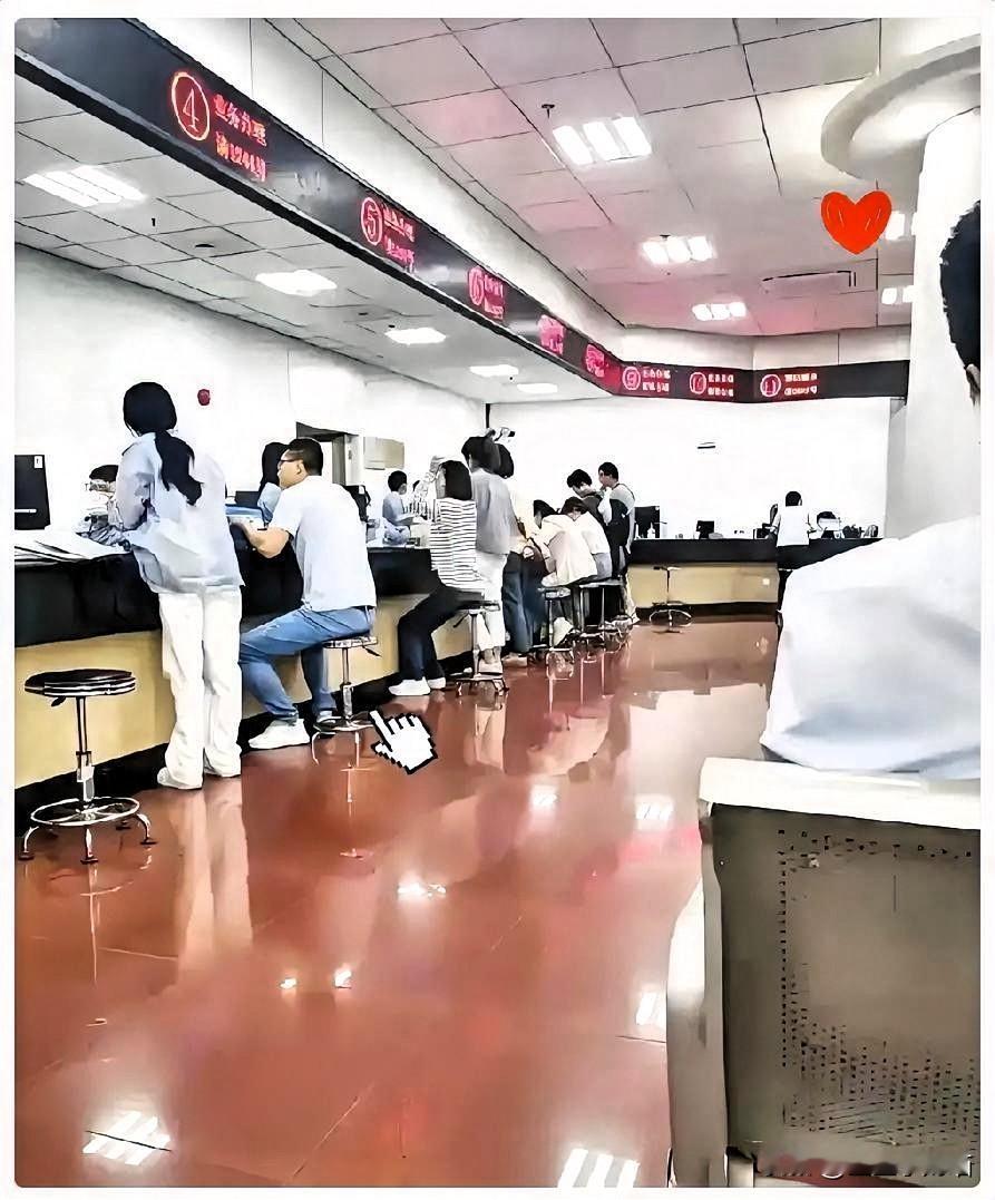 我姑妈在社保局上班，今天特意叮嘱我：如果35岁以上没稳定工作的人，要慎重选