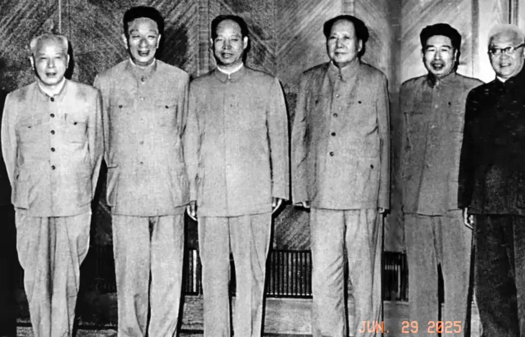 珍贵的老照片。毛主席与李井泉，柯庆施，彭真，宋任穷，刘澜涛等国家领导人，在一起